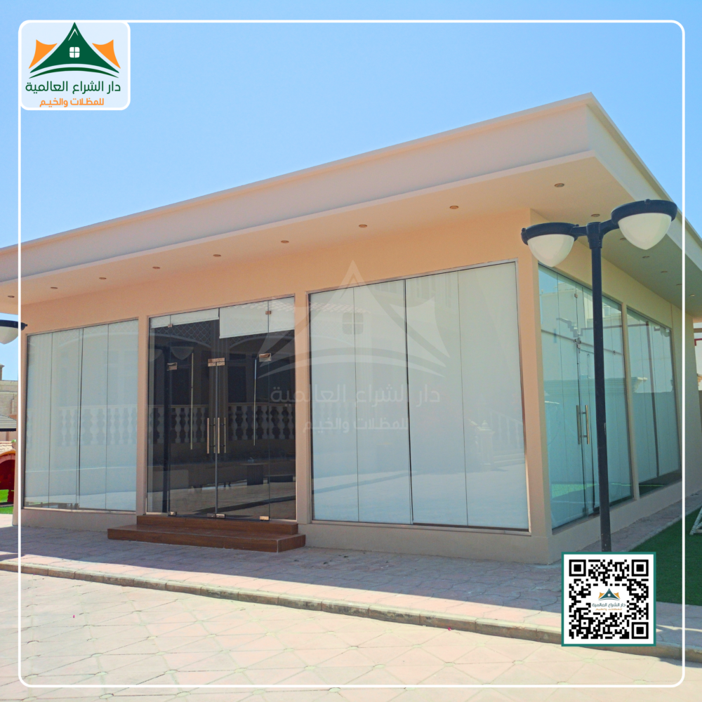 جلسة خارجية زجاجية فاخرة – تصميم عصري